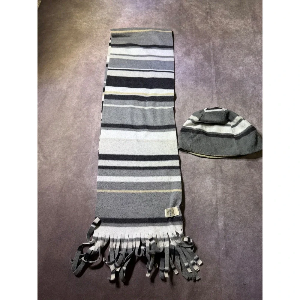 Old Navy Mens Grey Striped Fleece Scarf and Beanie Hat Set One Size